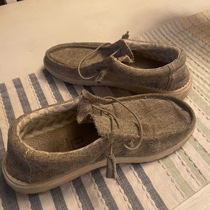 Hey Dudes - mens 9 - gray - good condition